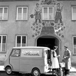 früher Goggo Transporter vor Gasthof in Dingolfing (1957)