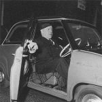 Earl Howe in seinem Goggomobil in London (1958)